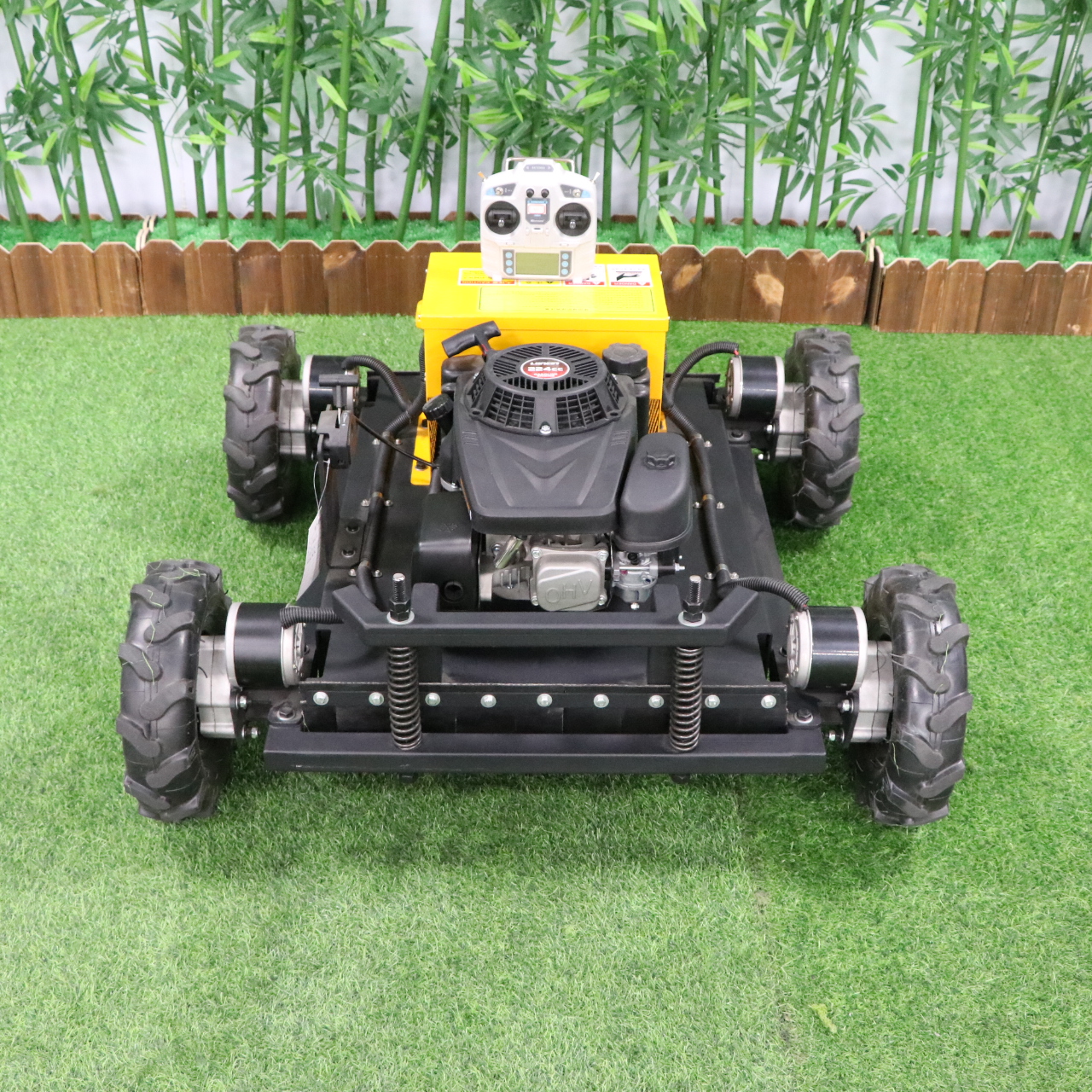Hedge Trimmer Cordless - Customized remote-controlled tracked lawn mower with